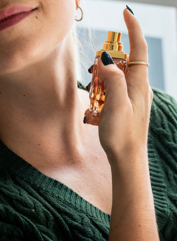 Comment faire tenir son parfum toute la journée?