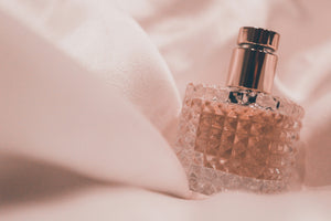 Comment associer son parfum signature à la tenue parfaite pour chaque occasion